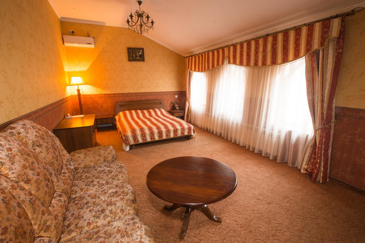 Magnat Lux Hotel Chernivtsi Exterior photo
