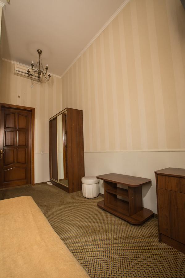 Magnat Lux Hotel Chernivtsi Exterior photo