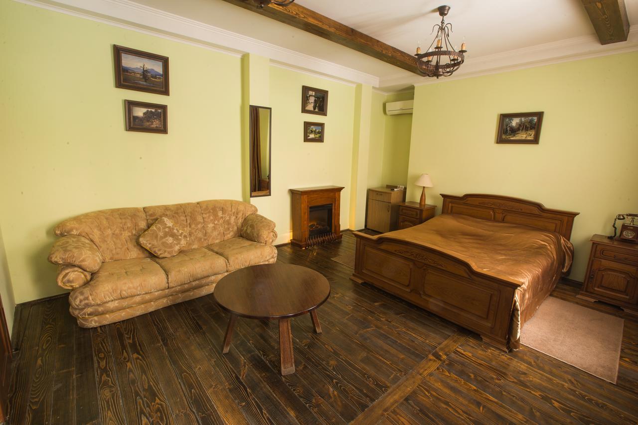 Magnat Lux Hotel Chernivtsi Exterior photo
