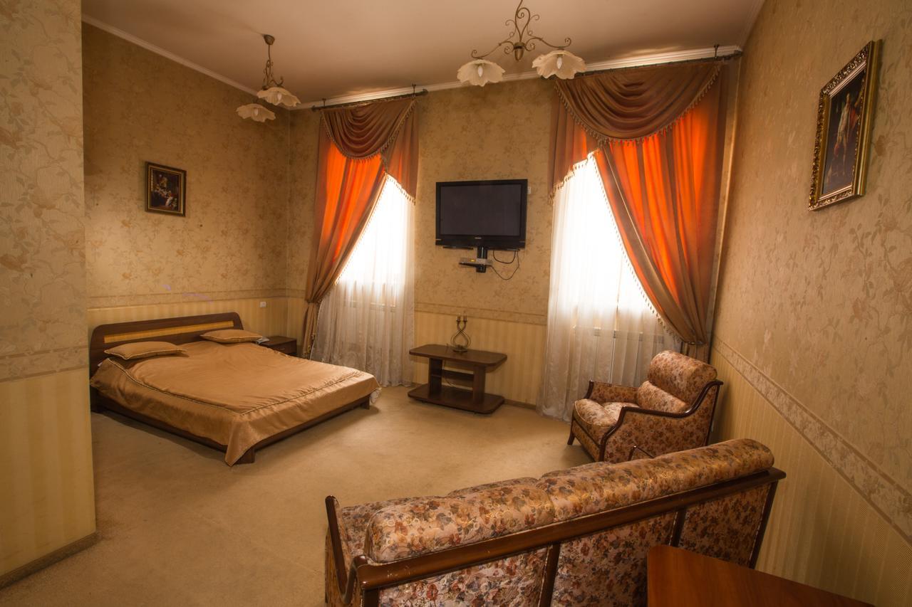 Magnat Lux Hotel Chernivtsi Exterior photo