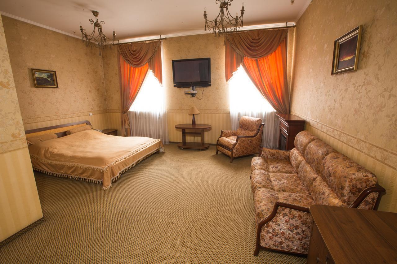 Magnat Lux Hotel Chernivtsi Exterior photo