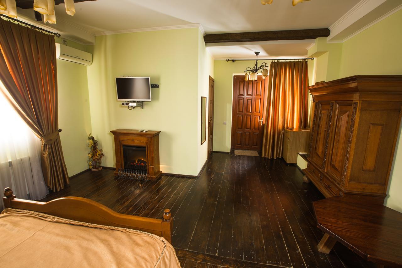 Magnat Lux Hotel Chernivtsi Exterior photo